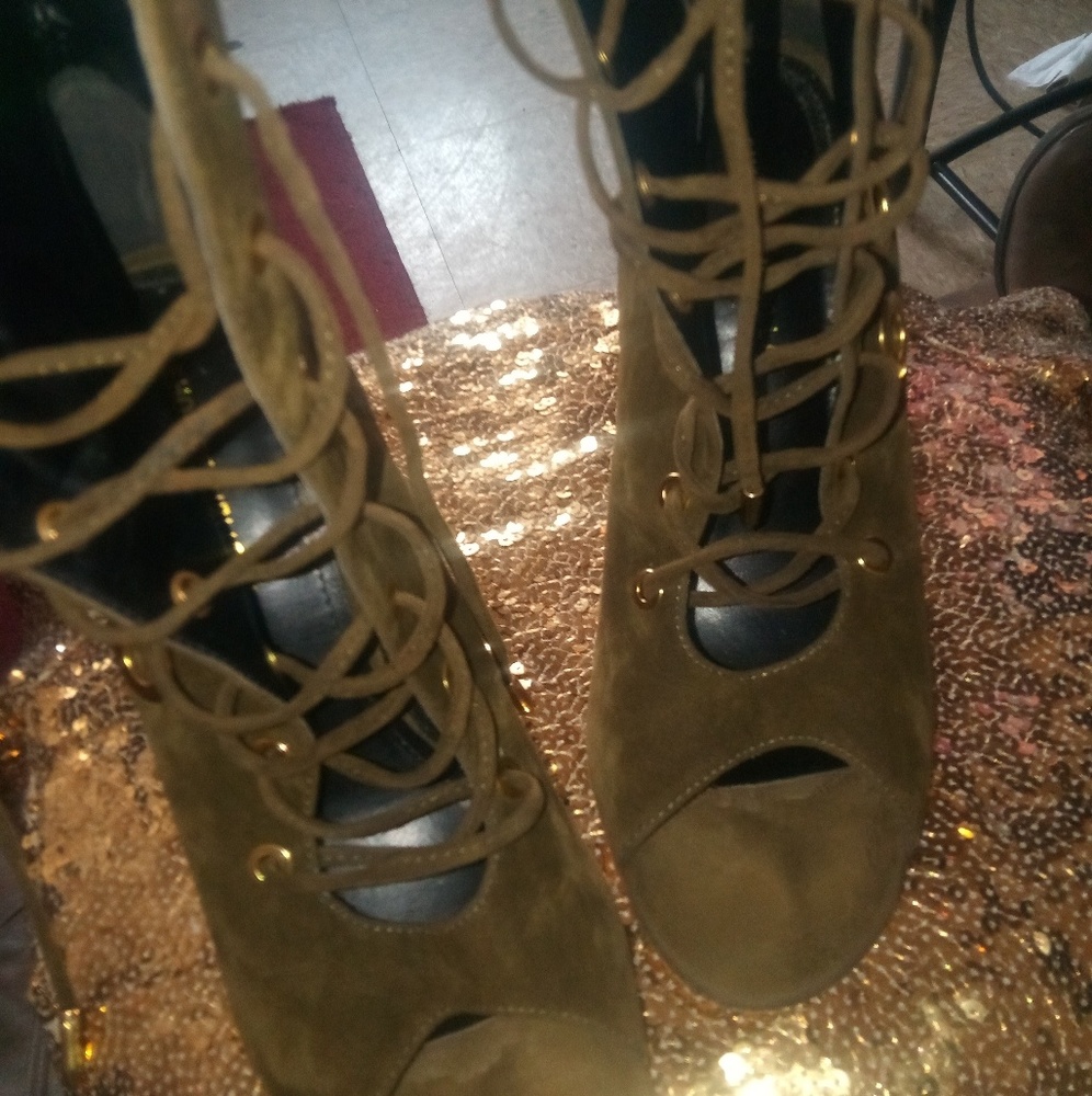 heels - Picture 2 of 5
